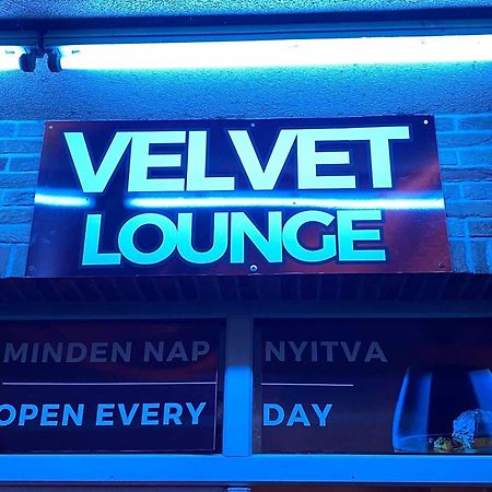 Velvet Motel Hegyeshalom Buitenkant foto