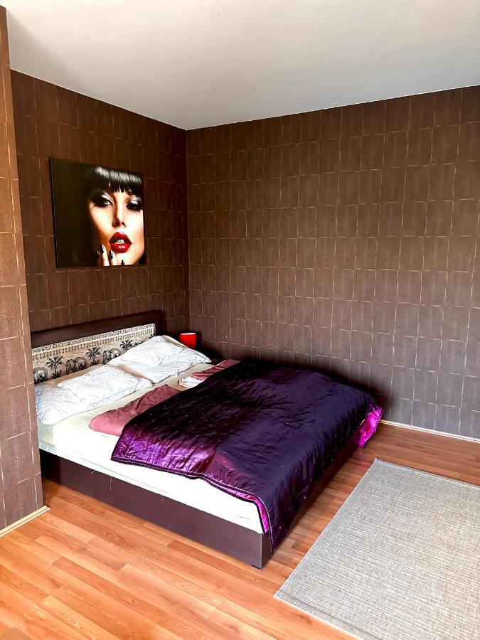 Velvet Motel Hegyeshalom Buitenkant foto