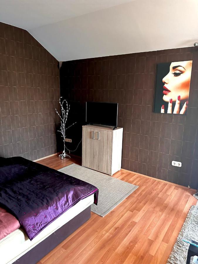 Velvet Motel Hegyeshalom Buitenkant foto
