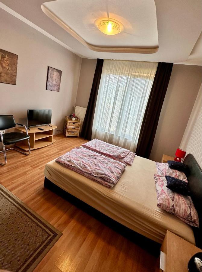 Velvet Motel Hegyeshalom Buitenkant foto
