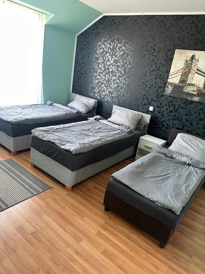 Velvet Motel Hegyeshalom Buitenkant foto