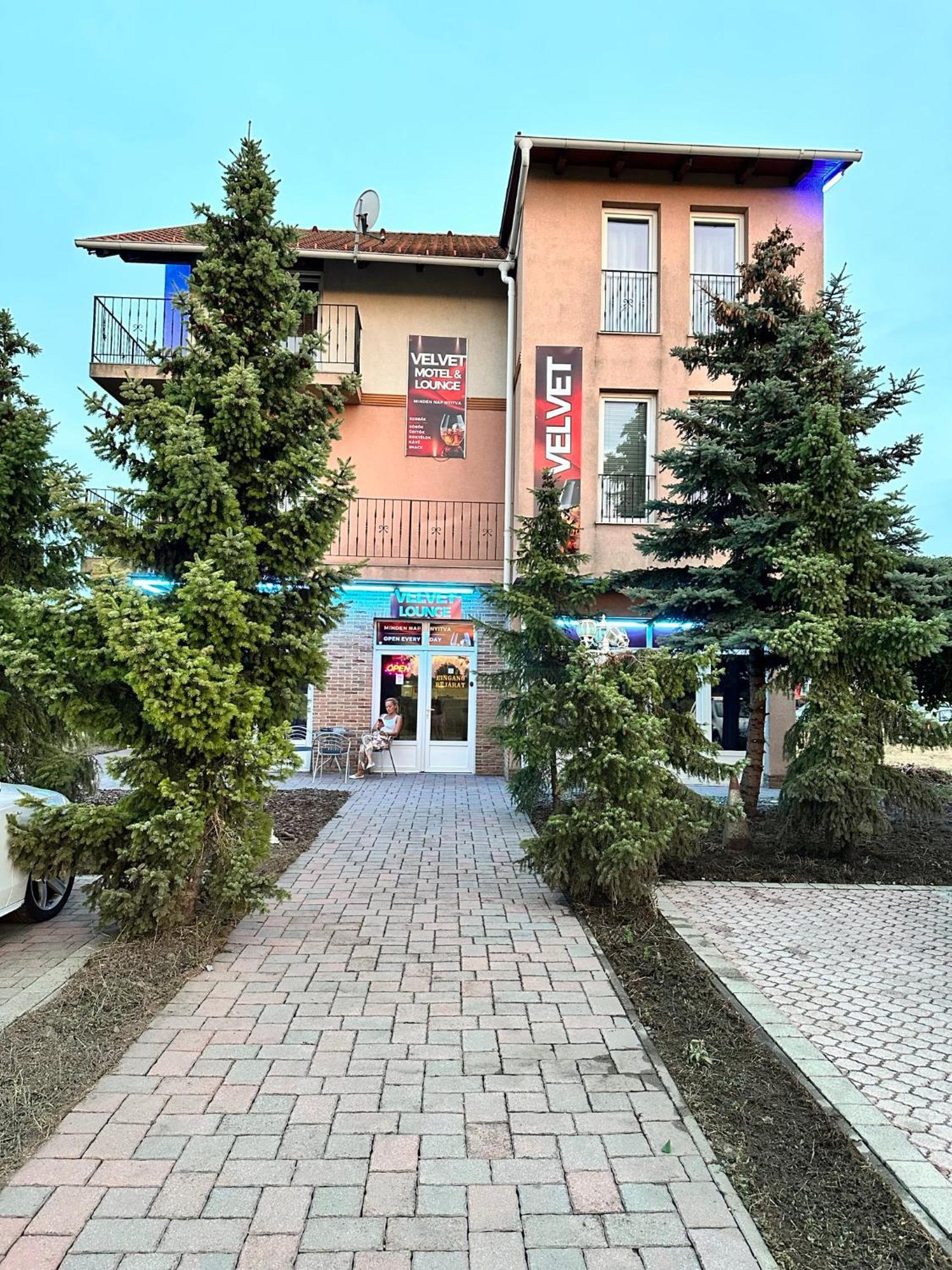 Velvet Motel Hegyeshalom Buitenkant foto