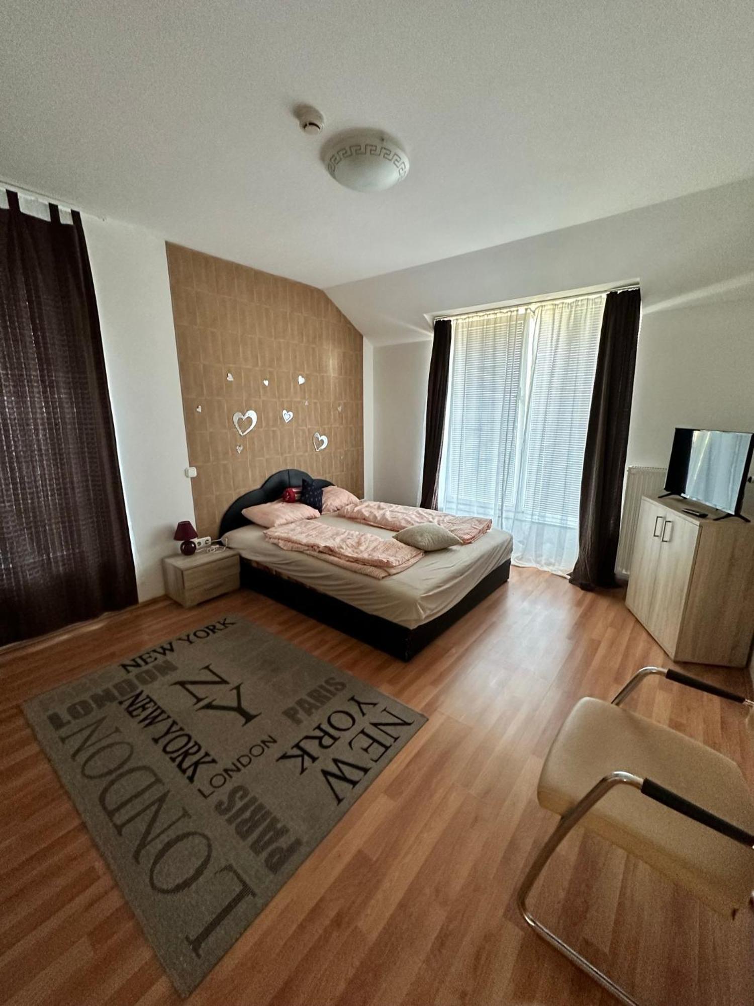 Velvet Motel Hegyeshalom Buitenkant foto